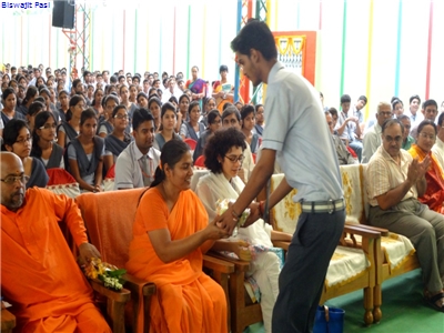 GURUJI_ADDRESSING_STUDENTS_ON_24_9_15 8.JPG